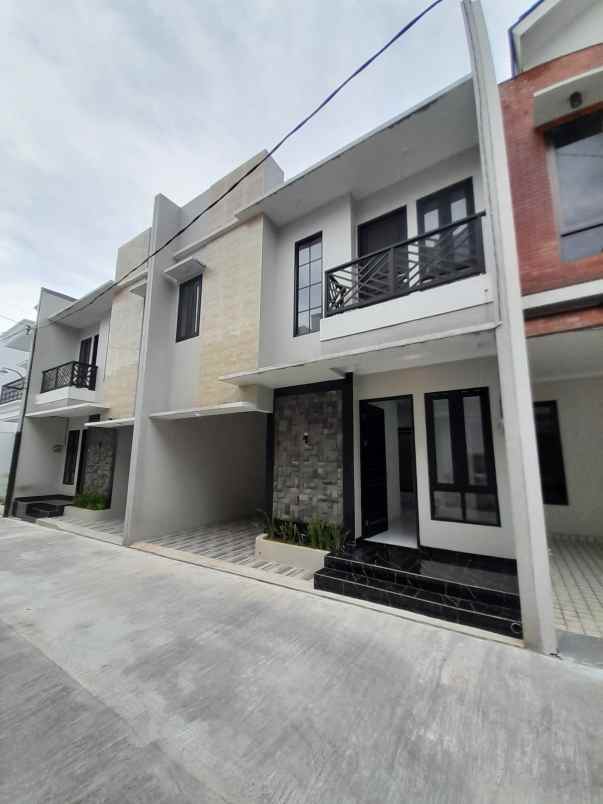 dijual rumah jl keadilan raya rangkapan