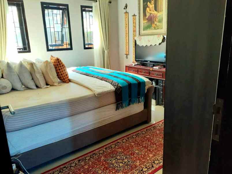 dijual rumah jl komplek batununggak