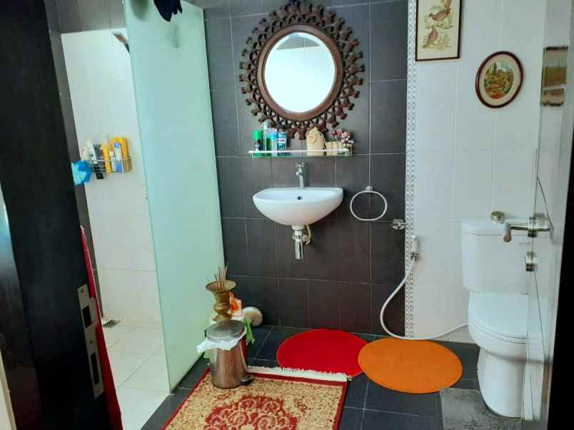 dijual rumah jl komplek batununggak