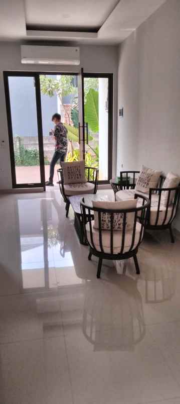 dijual rumah jl lestari pamulang barat