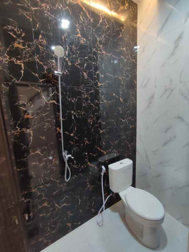 dijual rumah jl persahabatan raya