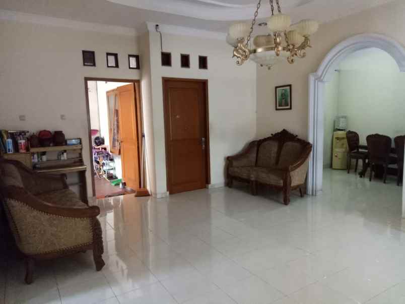 dijual rumah jl raya jatikramat