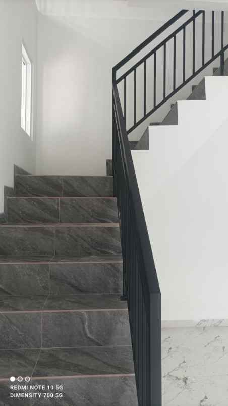 dijual rumah jl raya jatiwaringin