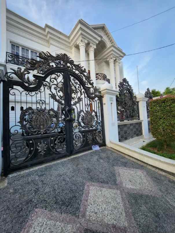 dijual rumah jl raya komplek billymoon