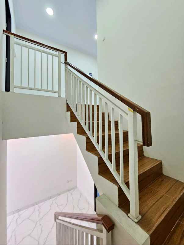 dijual rumah jl raya pramuka