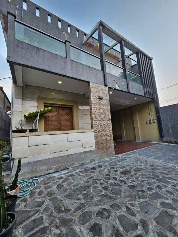 dijual rumah jl setraduta