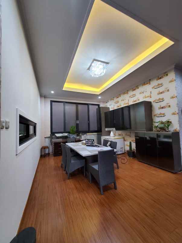 dijual rumah jl setraduta
