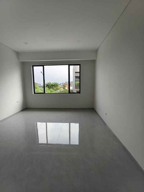 dijual rumah jl setraduta