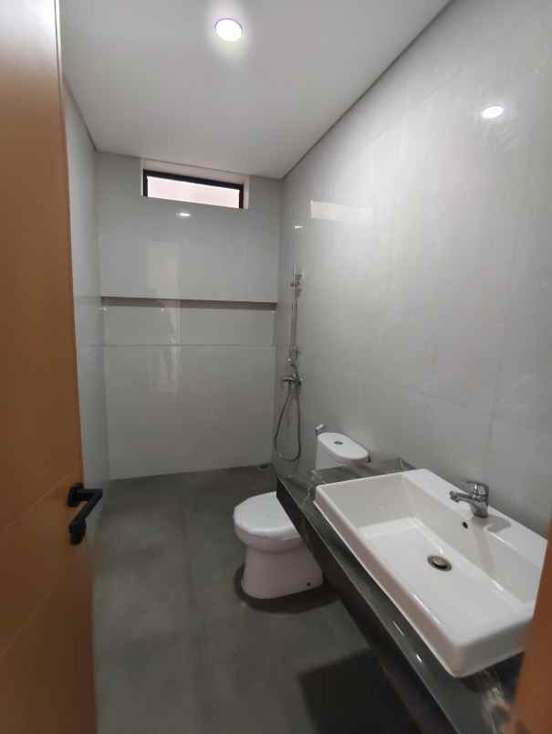 dijual rumah jl setraduta