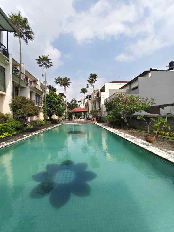 dijual rumah jl setraduta