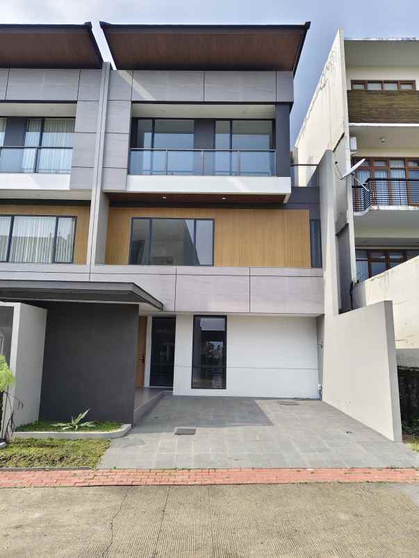 dijual rumah jl setraduta