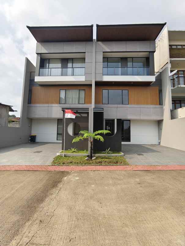 dijual rumah jl setraduta