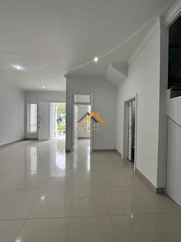 dijual rumah komplek citraland gama
