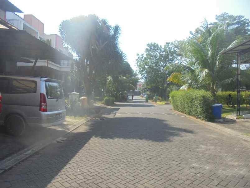 dijual rumah komplek raffles hills