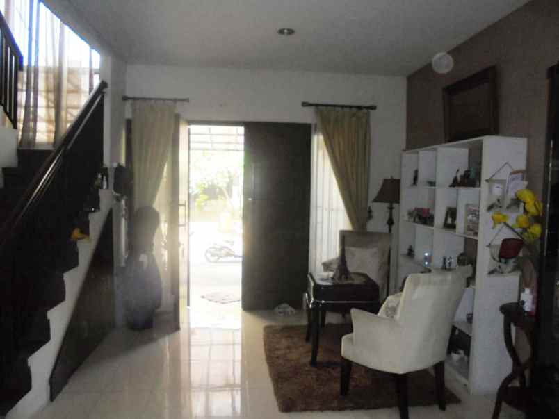 dijual rumah komplek raffles hills