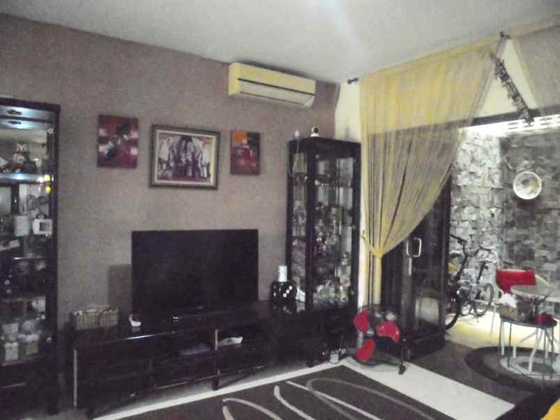 dijual rumah komplek raffles hills