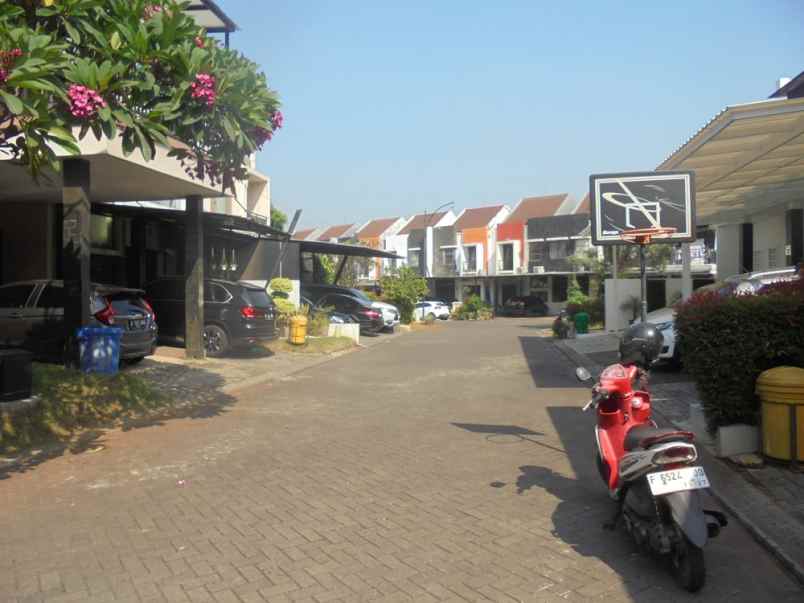 dijual rumah komplek raffles hills