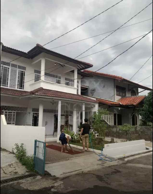 dijual rumah komplek strategis dikebayoran lama