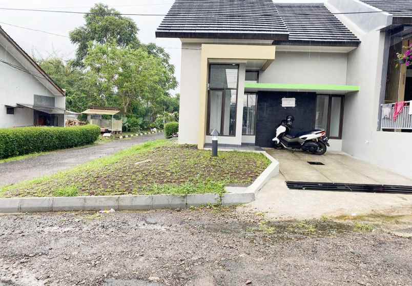 dijual rumah komplek taman cihanjuang 2