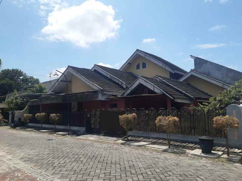 dijual rumah lama dekat kampus muhammad serudji jember