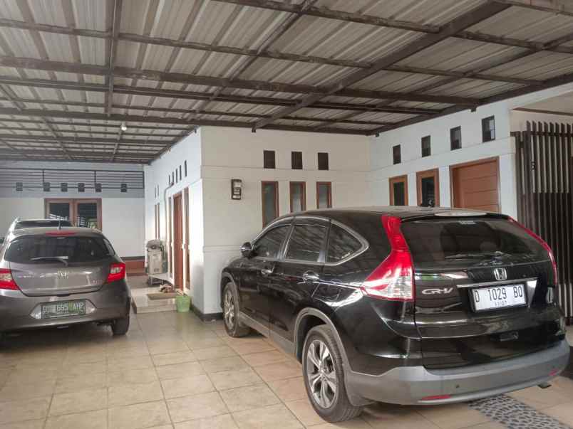 dijual rumah manis nan luas di komplek griya caraka