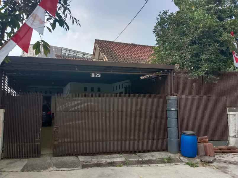 dijual rumah manis nan luas di komplek griya caraka