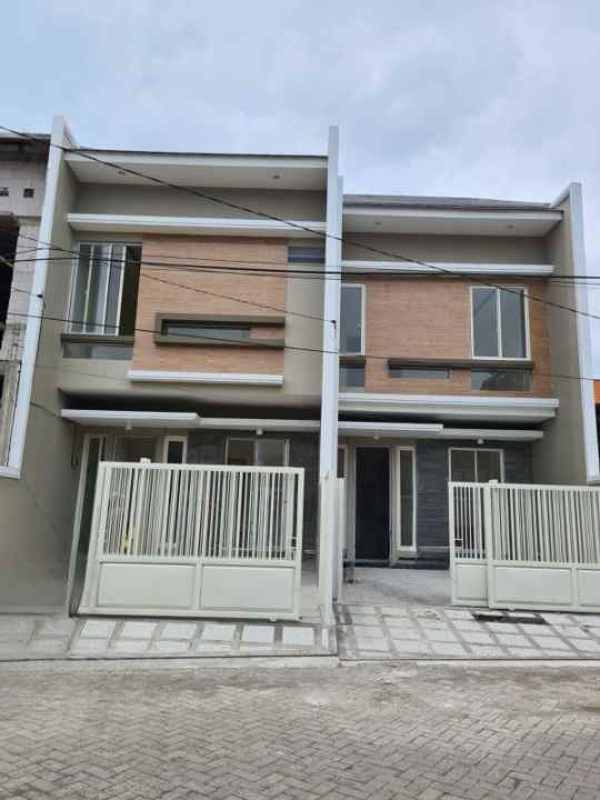 dijual rumah manyar indah