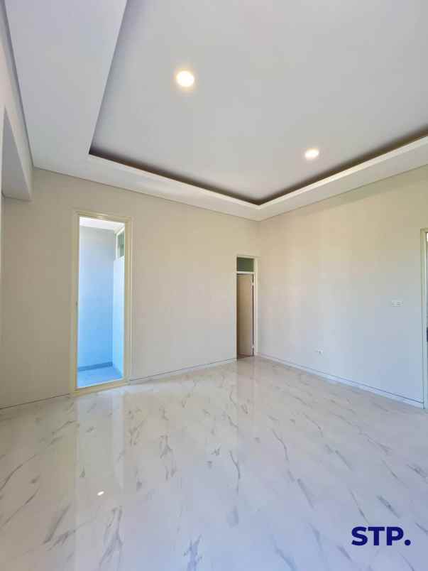 dijual rumah manyar tirtoyoso