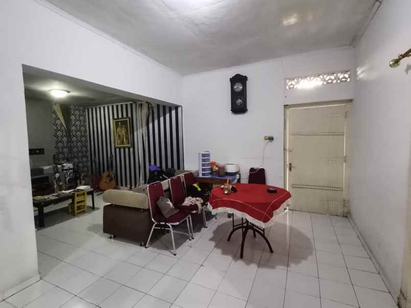 dijual rumah monginsidi