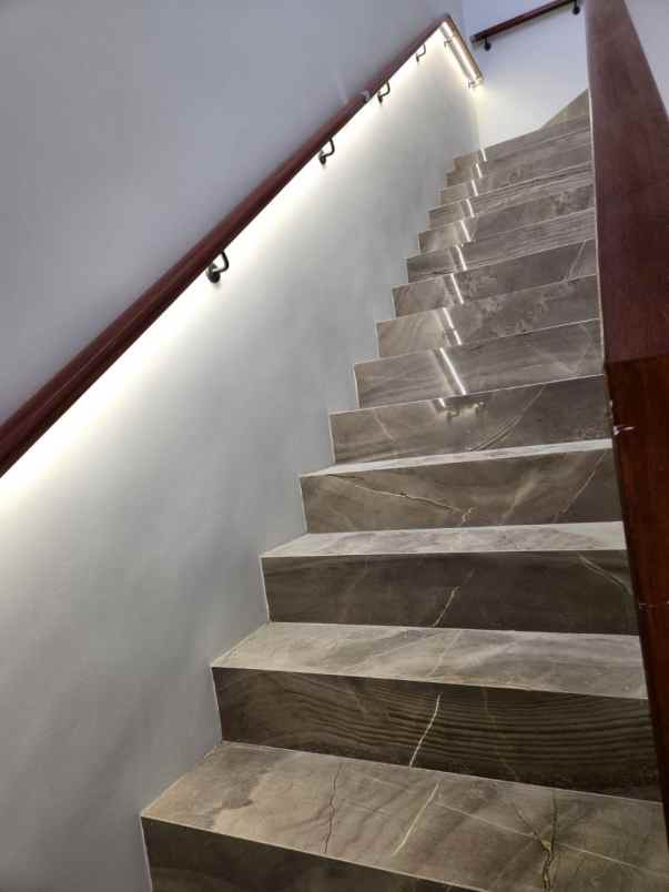 dijual rumah mulyosari