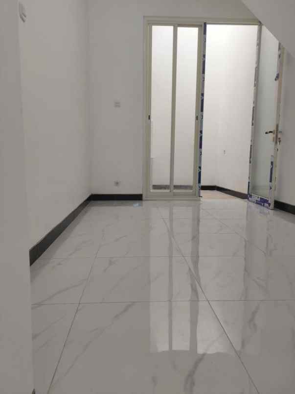 dijual rumah mulyosari utara