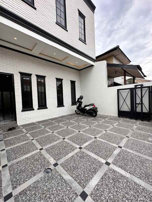 dijual rumah nempel jaksel dekat exit