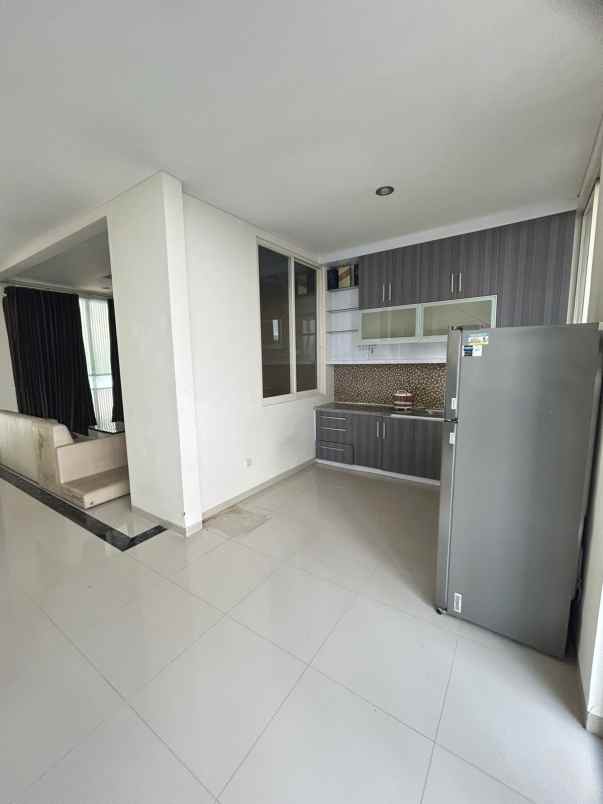 dijual rumah pakuwon city