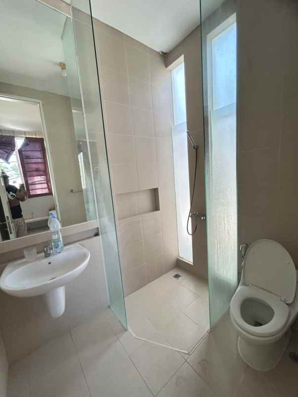 dijual rumah pakuwon city