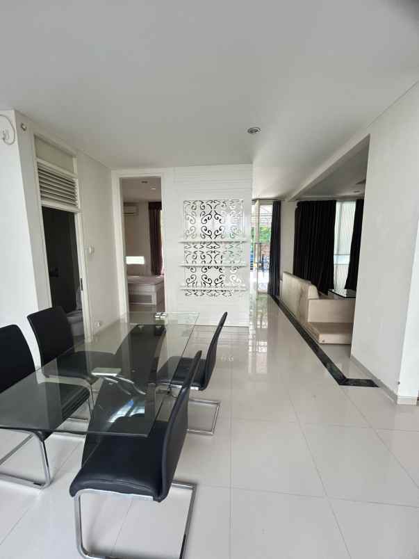 dijual rumah pakuwon city