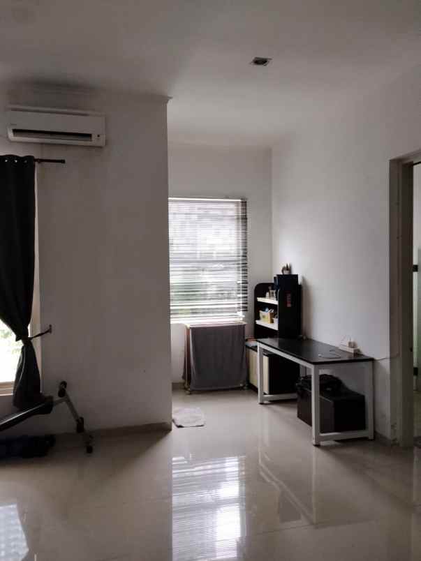 dijual rumah pakuwon city