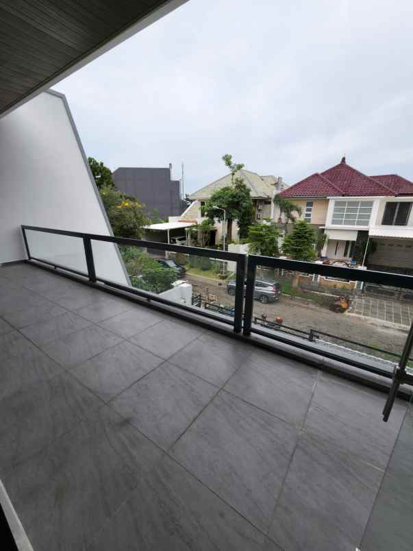 dijual rumah pakuwon city surabaya timur