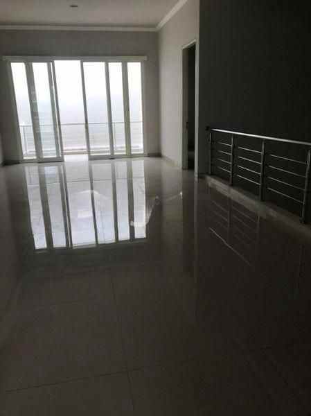 dijual rumah pakuwon city vila royal