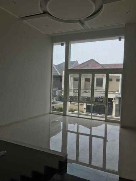 dijual rumah pakuwon city vila royal