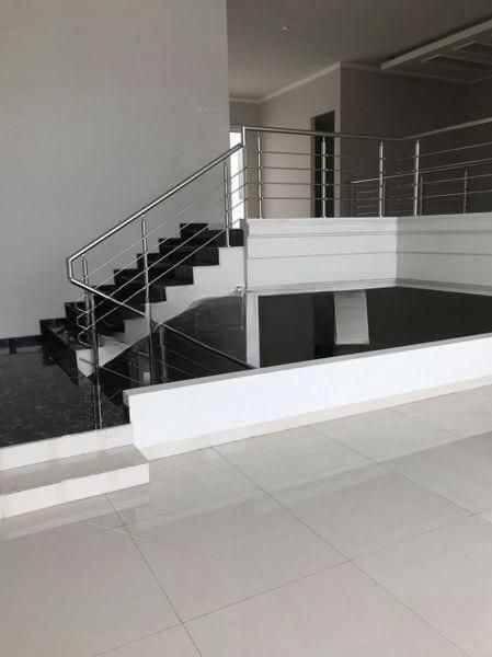 dijual rumah pakuwon city vila royal