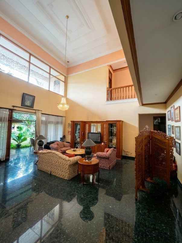 dijual rumah rasa private residence