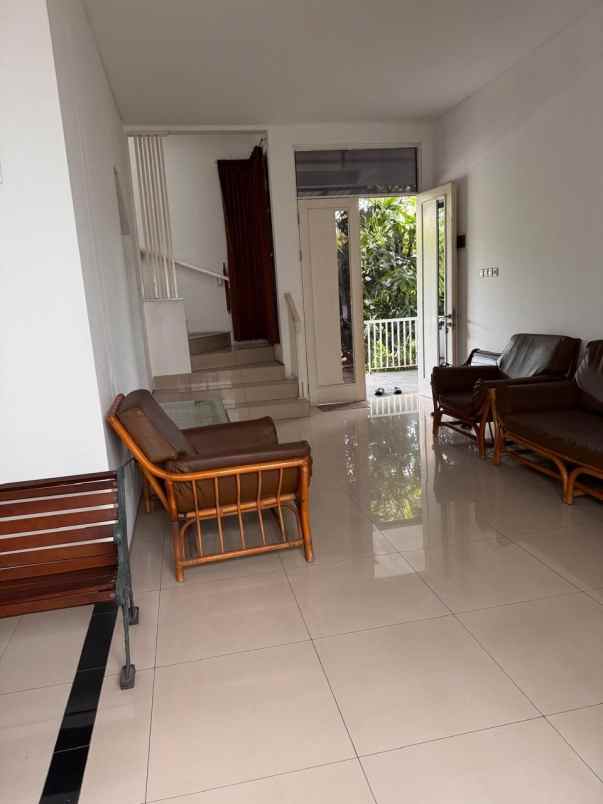 dijual rumah royal residence