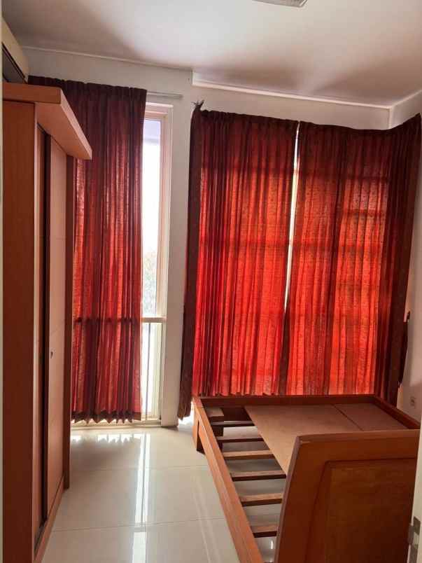 dijual rumah royal residence