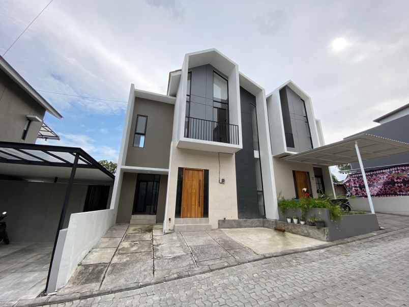 dijual rumah sanggrahan ngestiharjo