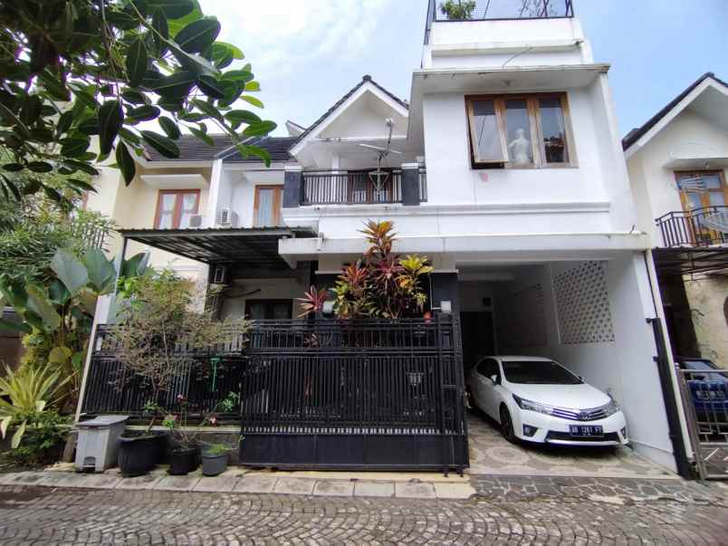 dijual rumah second cantik ambarketawang