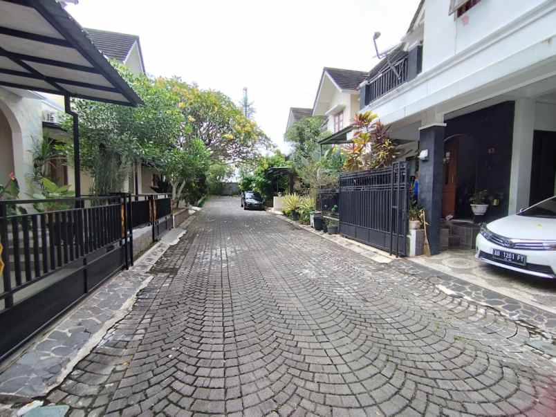 dijual rumah second cantik ambarketawang