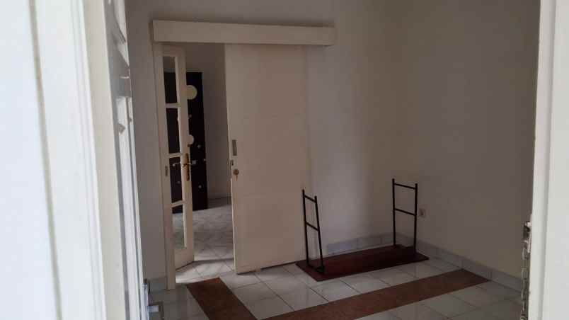 dijual rumah semi furnish di legenda wisata cibubur