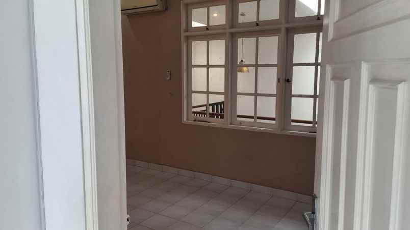 dijual rumah semi furnish di legenda wisata cibubur