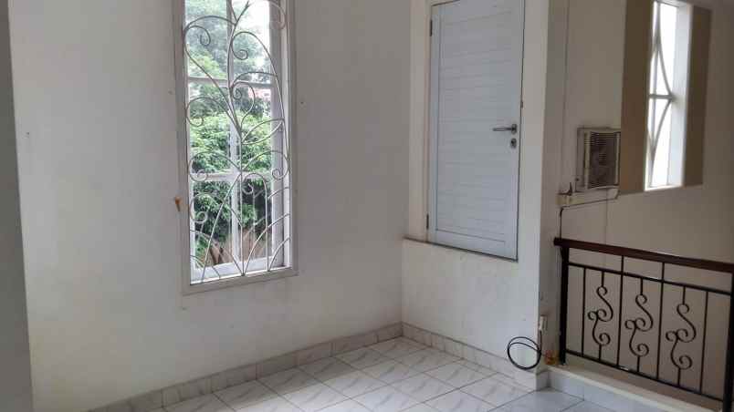 dijual rumah semi furnish di legenda wisata cibubur