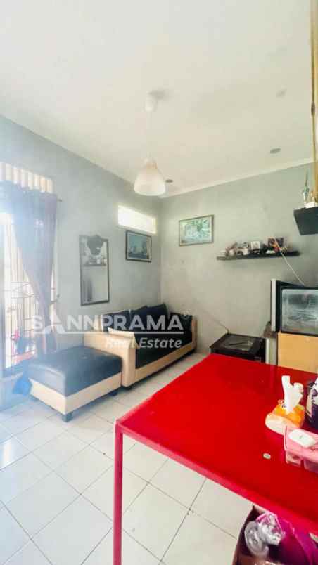 dijual rumah serua